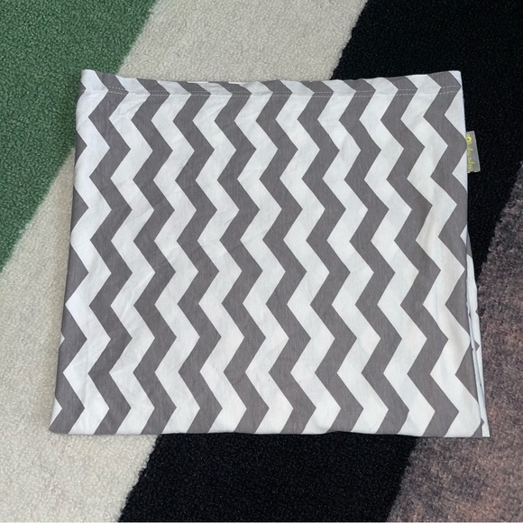 🤱🏻 Itzy Ritzy Nursing Happens Infinity Breastfeeding Scarf - Picture 1 of 3